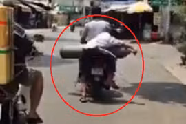 Phát hoảng cảnh cậu bé ôm bình oxy trong tư thế ngủ gật