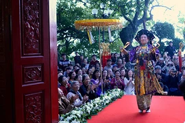 Chùm ảnh: Hầu đồng diễn xướng tại phủ Tây Hồ