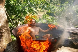 Dịch vụ du lịch độc đáo: Trải nghiệm “luộc người” trong vạc dầu