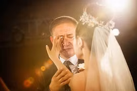 Hình ảnh xúc động về bố trong ngày cưới của con gái 