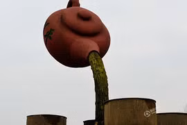 Trung Quốc: “Ấm trà nôn mửa” khổng lồ bị chỉ trích thậm tệ