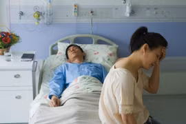 Chết ngất trước lời trăn trối của chồng trước lúc ra đi