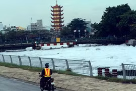 Bọt nổi trắng xóa phủ kín trên kênh Tàu Hủ
