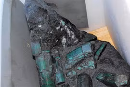 Giá trị tiền tỉ phía sau khối đá đen xấu xí 