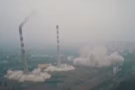 Kinh hoàng: Cột ống khói khổng lồ hóa tro bụi trong tích tắc