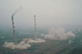 Kinh hoàng: Cột ống khói khổng lồ hóa tro bụi trong tích tắc