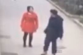 Dậy sóng cảnh thanh niên đánh tàn bạo bạn gái cùng lớp