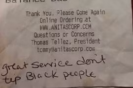 Phản ứng bất ngờ của nữ phục vụ bàn bị phân biệt chủng tộc