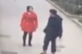 Dậy sóng cảnh thanh niên đánh tàn bạo bạn gái cùng lớp