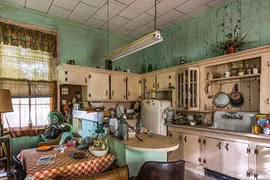 Ám ảnh khung cảnh trong căn nhà bỏ hoang hàng thập kỷ