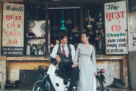 Ảnh cưới tái hiện Hà Nội những năm 80 của cặp 9X