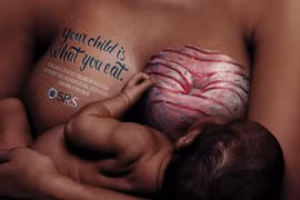 Bộ ảnh “mẹ ăn gì con bú nấy” cảnh tỉnh sản phụ sau sinh