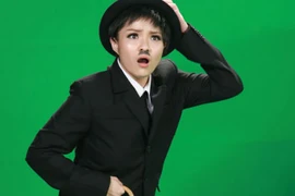 Bật cười hình ảnh Thuỷ Top hóa thành vua hề Sác-Lô