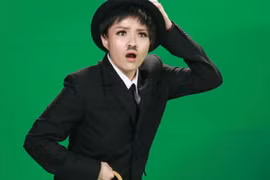 Bật cười hình ảnh Thuỷ Top hóa thành vua hề Sác-Lô