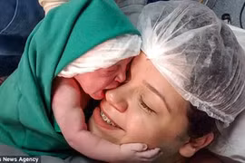 Khoảnh khắc đáng yêu bé sơ sinh “hôn lấy hôn để” mặt mẹ