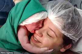 Khoảnh khắc đáng yêu bé sơ sinh “hôn lấy hôn để” mặt mẹ