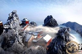 Ngẩn ngơ ngắm tuyết rơi phủ trắng núi Võ Đang