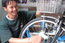 Anh thợ sửa xe truyền nghề miễn phí