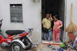 Tình yêu trở ngại của cặp vợ chồng cao 1,1 mét