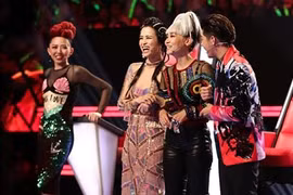 Đông Nhi lên tiếng khi bị chê “ồn như cái chợ” tại The Voice