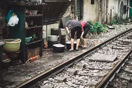 Ảnh: Cuộc sống ở phố đường tàu nguy hiểm nhất Thủ đô