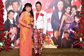 Báo nước ngoài chê mốt quần hoa loè loẹt của Hoàng Kiều 