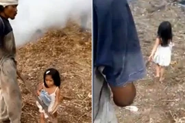 Bật khóc trước hình ảnh bé 5 tuổi dắt cha mù lòa đi làm