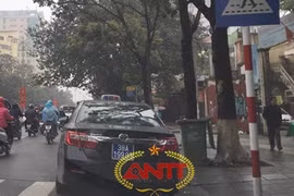 Bà hội đồng đi xe biển xanh bạc tỷ, gắn còi ưu tiên