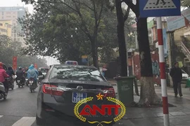 Bà hội đồng đi xe biển xanh bạc tỷ, gắn còi ưu tiên