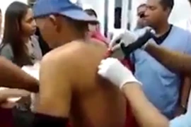 Bị dao đâm ngập lưng, người đàn ông vẫn ngồi “tỉnh như sáo“ 