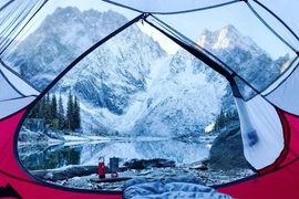 Thiên nhiên kỳ thú nhìn qua khung lều trại