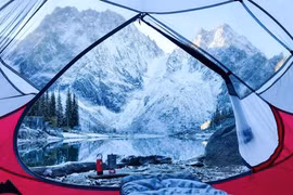 Thiên nhiên kỳ thú nhìn qua khung lều trại