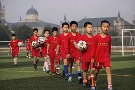 Đột kích vào lò đào tạo trẻ lớn nhất hành tinh