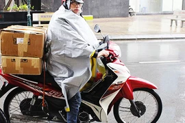 Sinh viên kiếm gần 20 triệu tháng cận Tết nhờ làm bưng bê