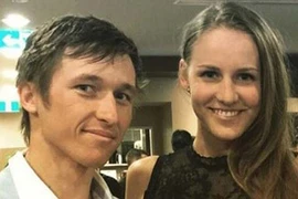 Australia: Kỵ sĩ chặn đối thủ để bạn gái về đích trước