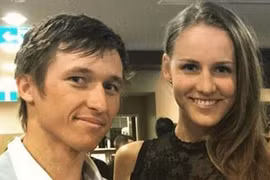 Australia: Kỵ sĩ chặn đối thủ để bạn gái về đích trước