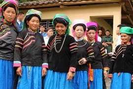 Kỳ lạ tục “cướp giọng gà” cầu may mắn đầu năm của người Pu Péo