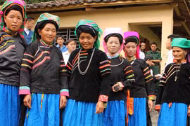 Kỳ lạ tục “cướp giọng gà” cầu may mắn đầu năm của người Pu Péo