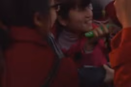 Fan nữ mê mẩn lần đầu được chạm vào người Tuấn Anh