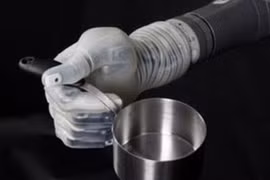 Cánh tay giả giống hệt tay thật sắp được sản xuất đại trà