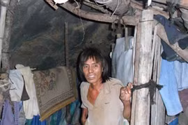 Bị phụ tình, người đàn ông lên núi sống đời chuột chũi 