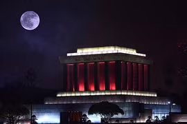 Ảnh tuyệt đẹp siêu trăng lớn nhất 70 năm tại Việt Nam