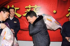 Hoảng hồn nhận quà thưởng Tết là...cỗ quan tài