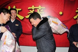 Hoảng hồn nhận quà thưởng Tết là...cỗ quan tài