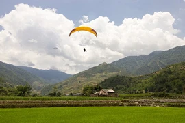 Sải cánh ước mơ cùng Festival dù lượn Yên Bái 2017