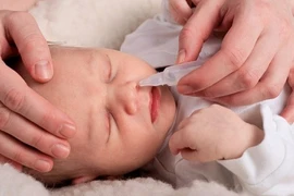 Cẩn trọng khi dùng nước muối sinh lý chăm sóc trẻ