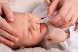 Cẩn trọng khi dùng nước muối sinh lý chăm sóc trẻ