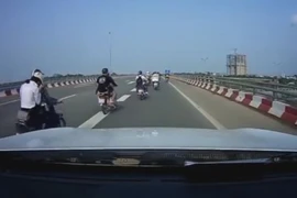 Nhóm “quái xế” chạy xe máy chèn ép ô tô trên đường cấm