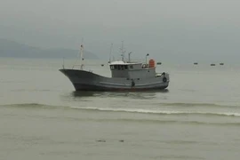 Cứu hộ thành công tàu cá Trung Quốc bị mắc cạn ở Huế