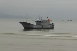 Cứu hộ thành công tàu cá Trung Quốc bị mắc cạn ở Huế